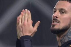 爱游戏登录-中锋帽子戏法，率队轻松获胜