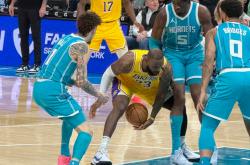 爱游戏官网-战术变化帮助球队逆转詹姆斯领衔的球队