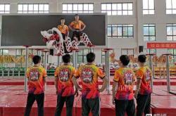 雄狮队凭借团队合作赢得胜利