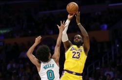 爱游戏官网-关于湖人力克老鹰，詹姆斯砍下三双的信息