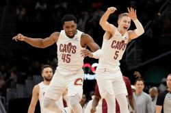 爱游戏官网-雄鹿惨败灰熊，绝杀跌出前八的简单介绍