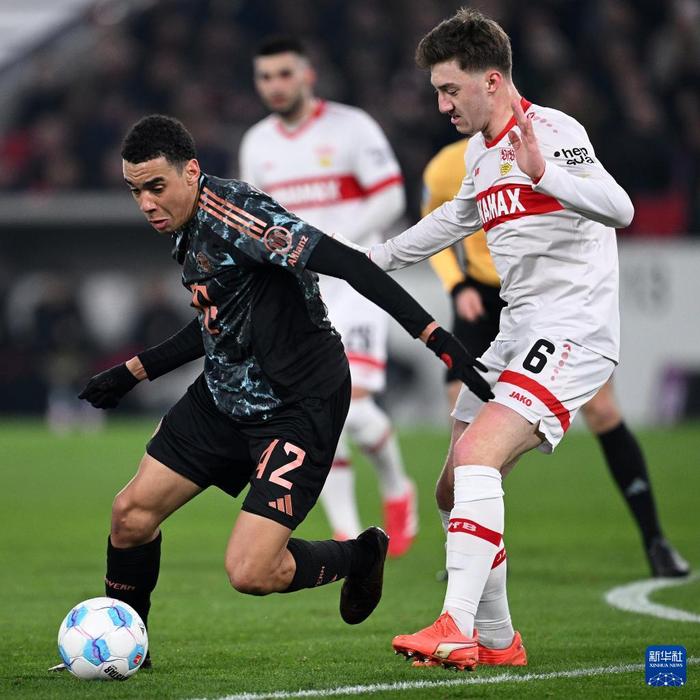 关于斯图加特球员集体罢训，球队陷入困境的信息