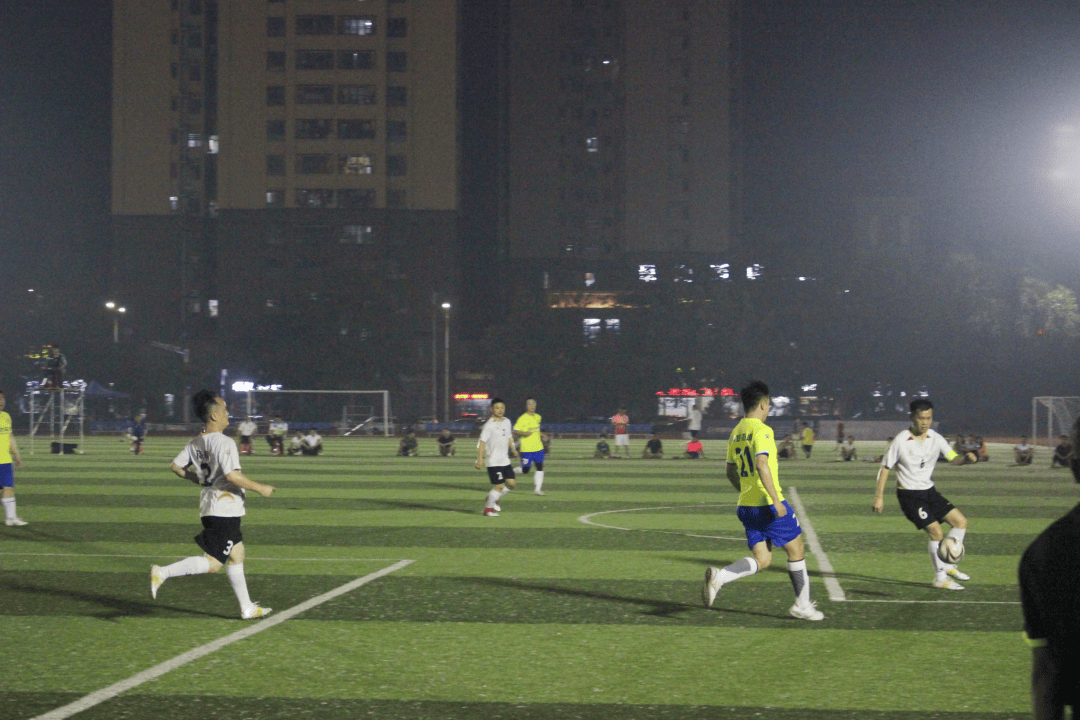 比赛现场氛围火爆，球员斗志昂扬！的简单介绍