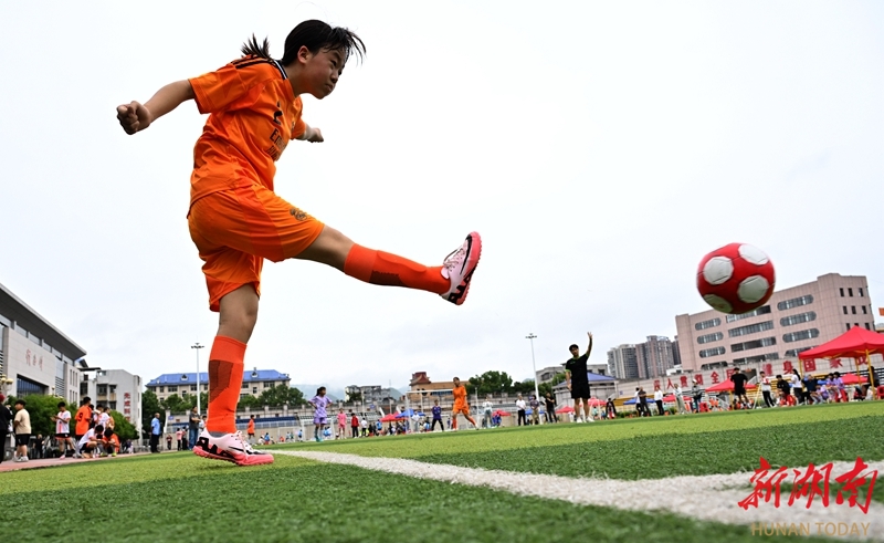 绿茵场上的角逐激烈异常，胜负悬殊的简单介绍