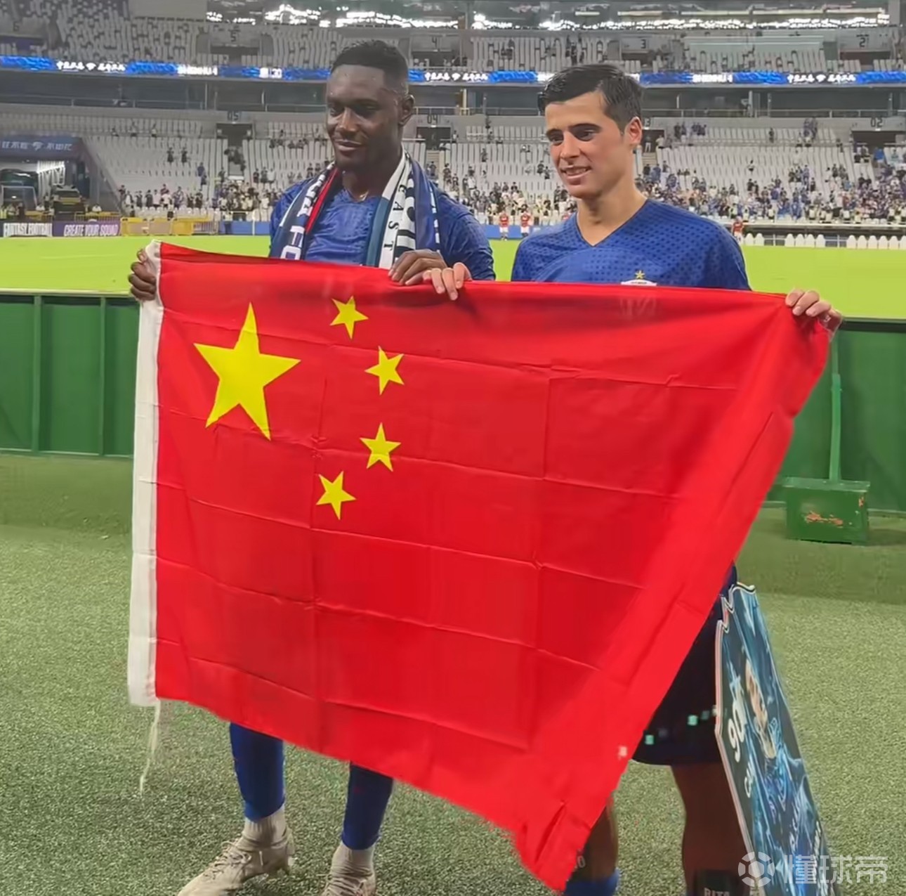 包含申花队努力奋斗，为球迷带来胜利的喜悦的词条