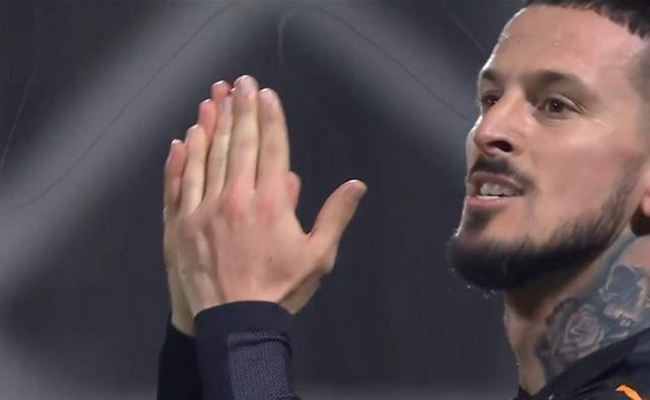 中锋帽子戏法,率队轻松获胜 中锋帽子戏法,率队轻松获胜