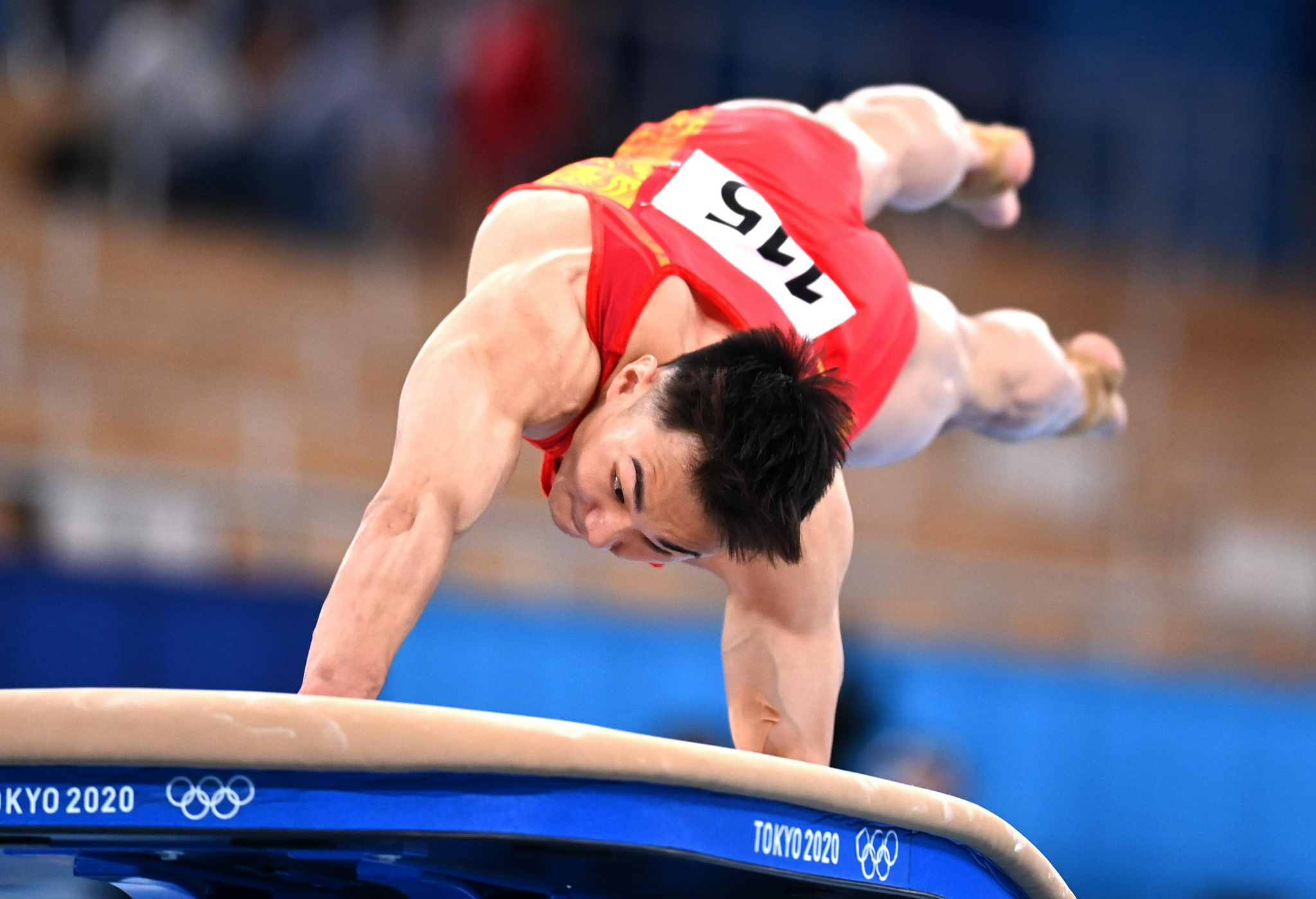 巴西体操选手力压群雄，豪取冠军