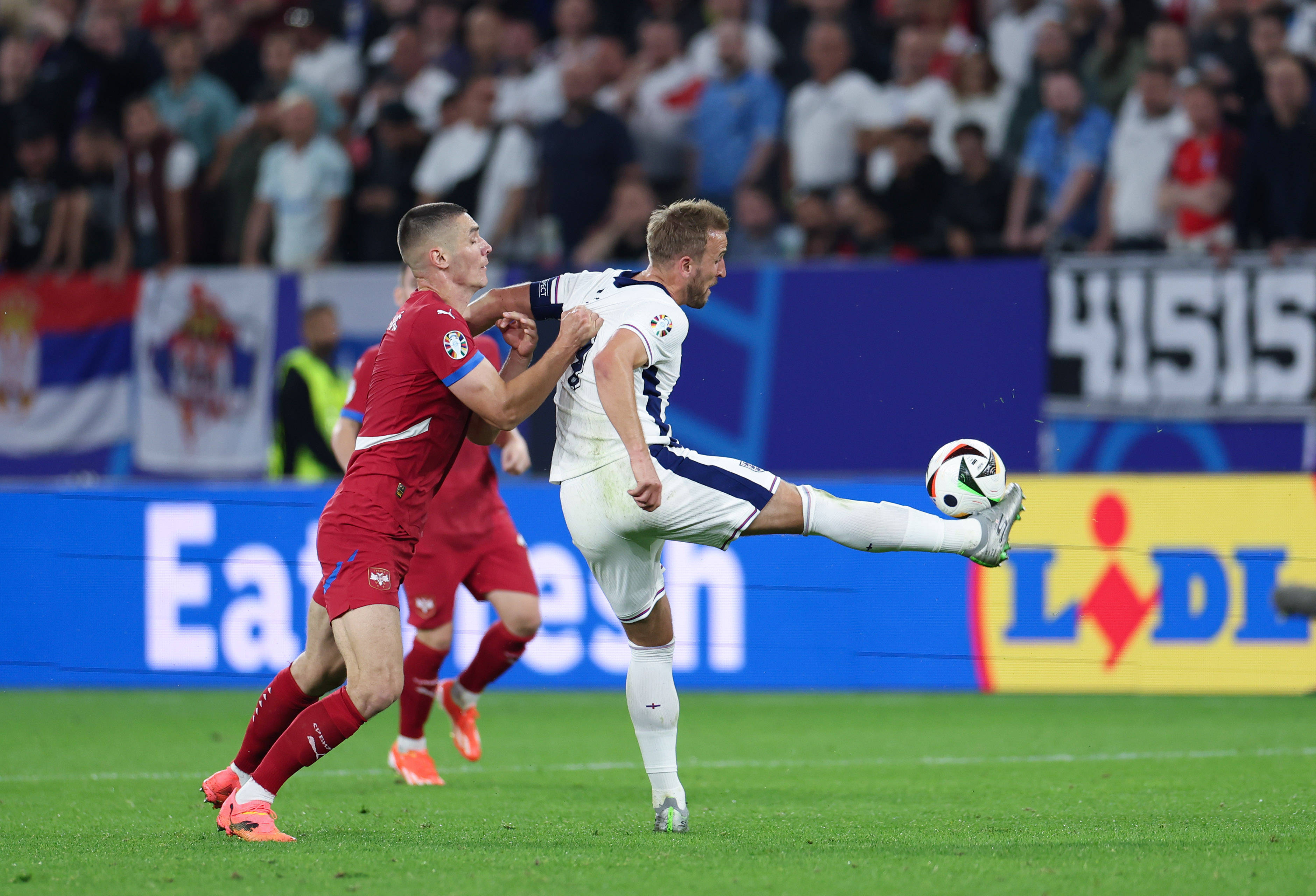 英格兰球员在欧洲足球赛事中取得胜利 英格兰球员在欧洲足球赛事中取得胜利