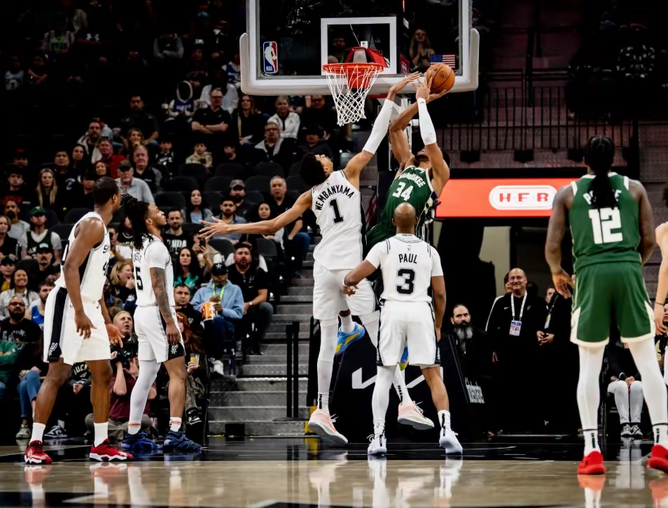 马刺队客场告捷，收获胜利提升士气