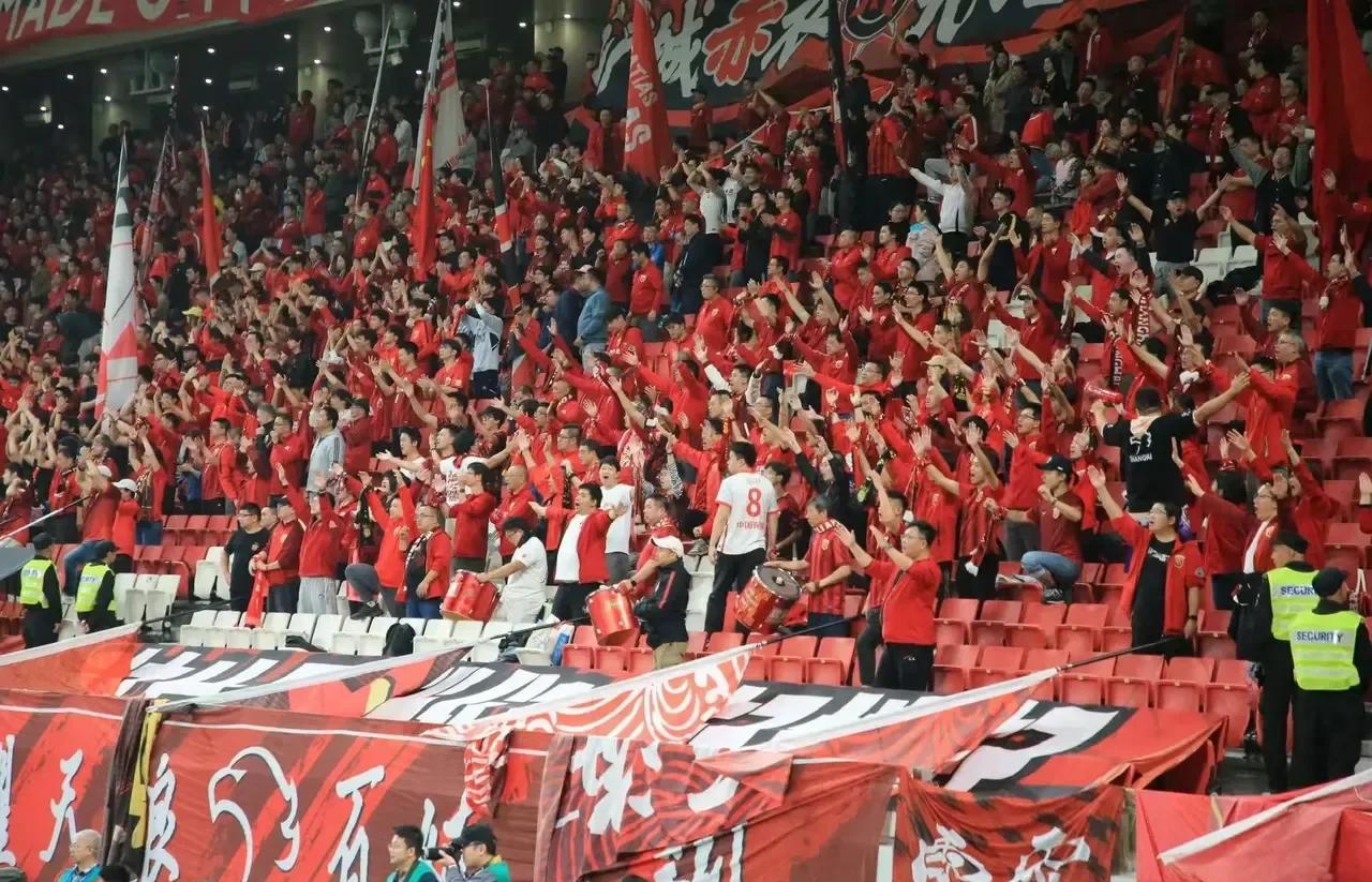 足球场上的激情对决令人屏息