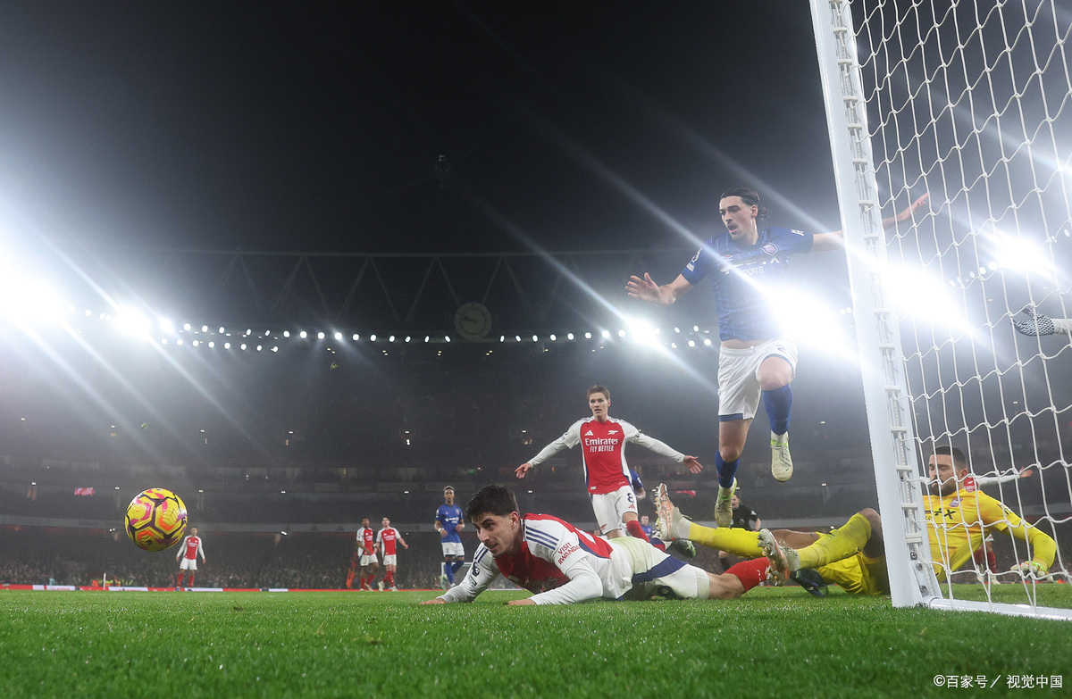 足球场上的激情对决令人屏息