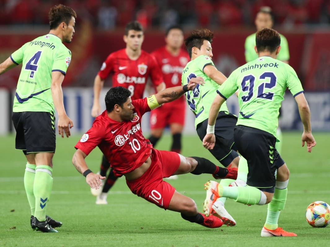 包含首尔FC球员展现技术特点，备战下场比赛的词条