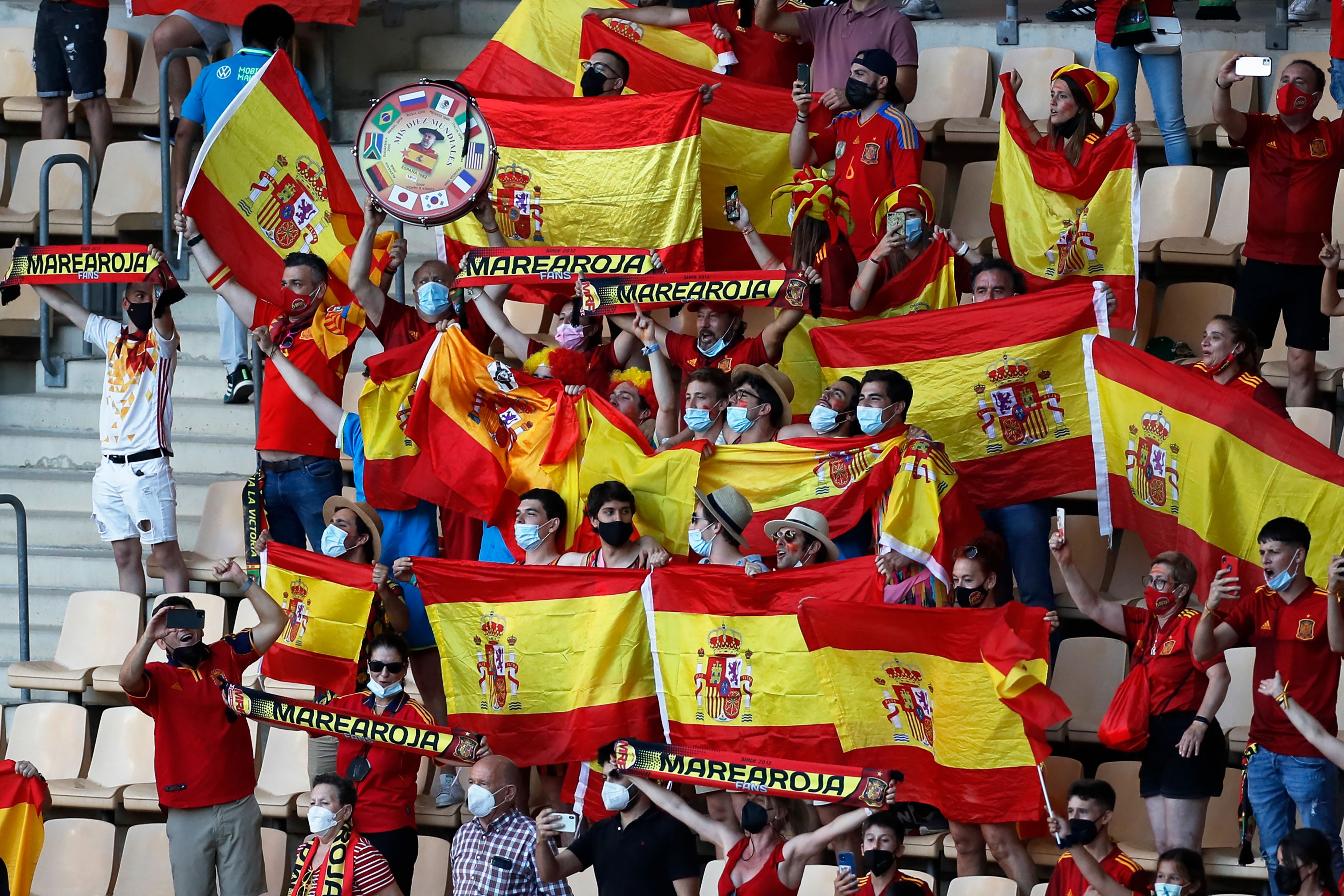 包含西班牙不敌波兰，小组出线形势岌岌可危的词条