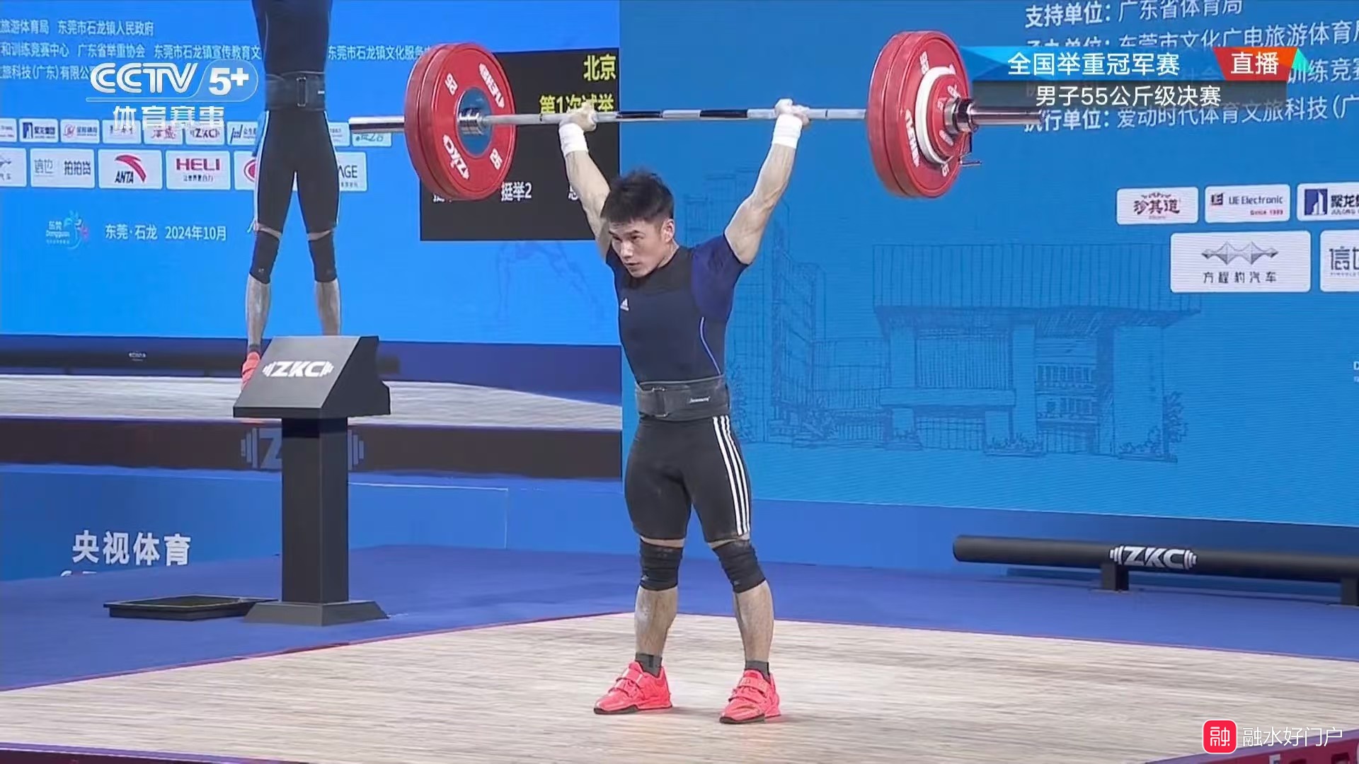 举重比赛中国选手发挥稳定斩获金牌