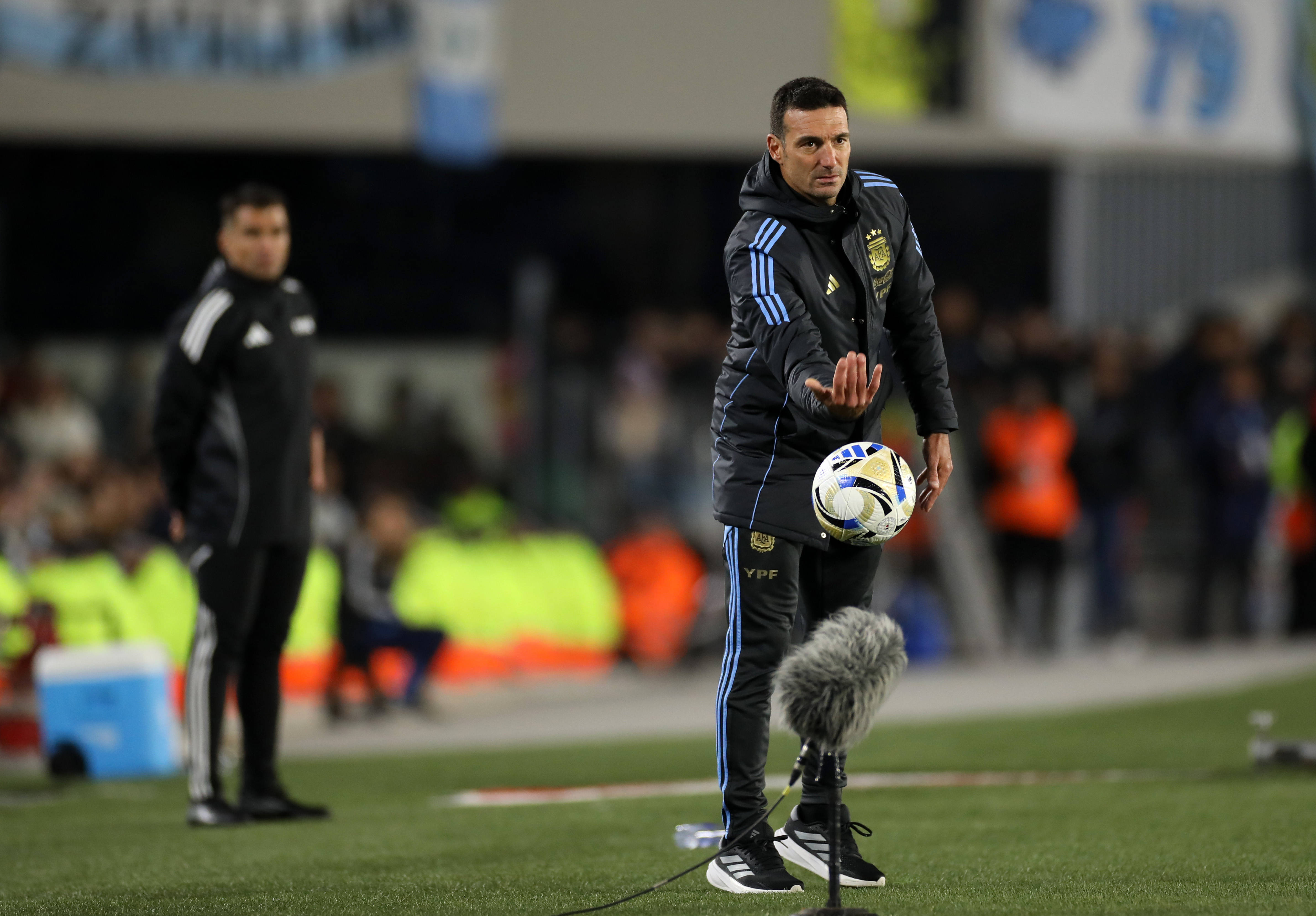 阿根廷队在足球比赛中取得激动人心的胜利 阿根廷队在足球比赛中取得激动人心的胜利