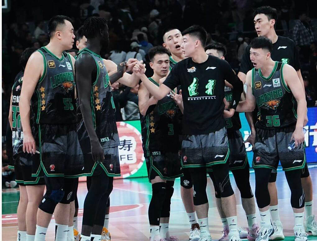 相互谦逊合作，新秀球员展现潜力的简单介绍