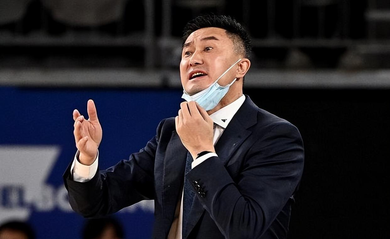 包含凭借一波上海队，CBA季后赛成功爆冷，现场教练席炸锅的词条