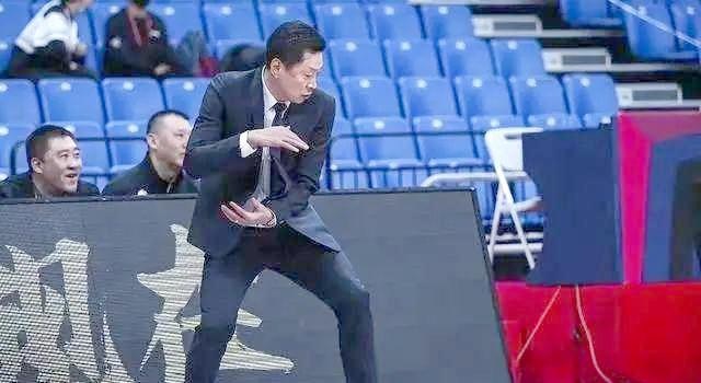 包含凭借一波上海队，CBA季后赛成功爆冷，现场教练席炸锅的词条