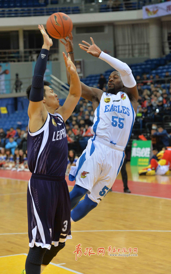 一支新兴篮球队突破重围杀入决赛