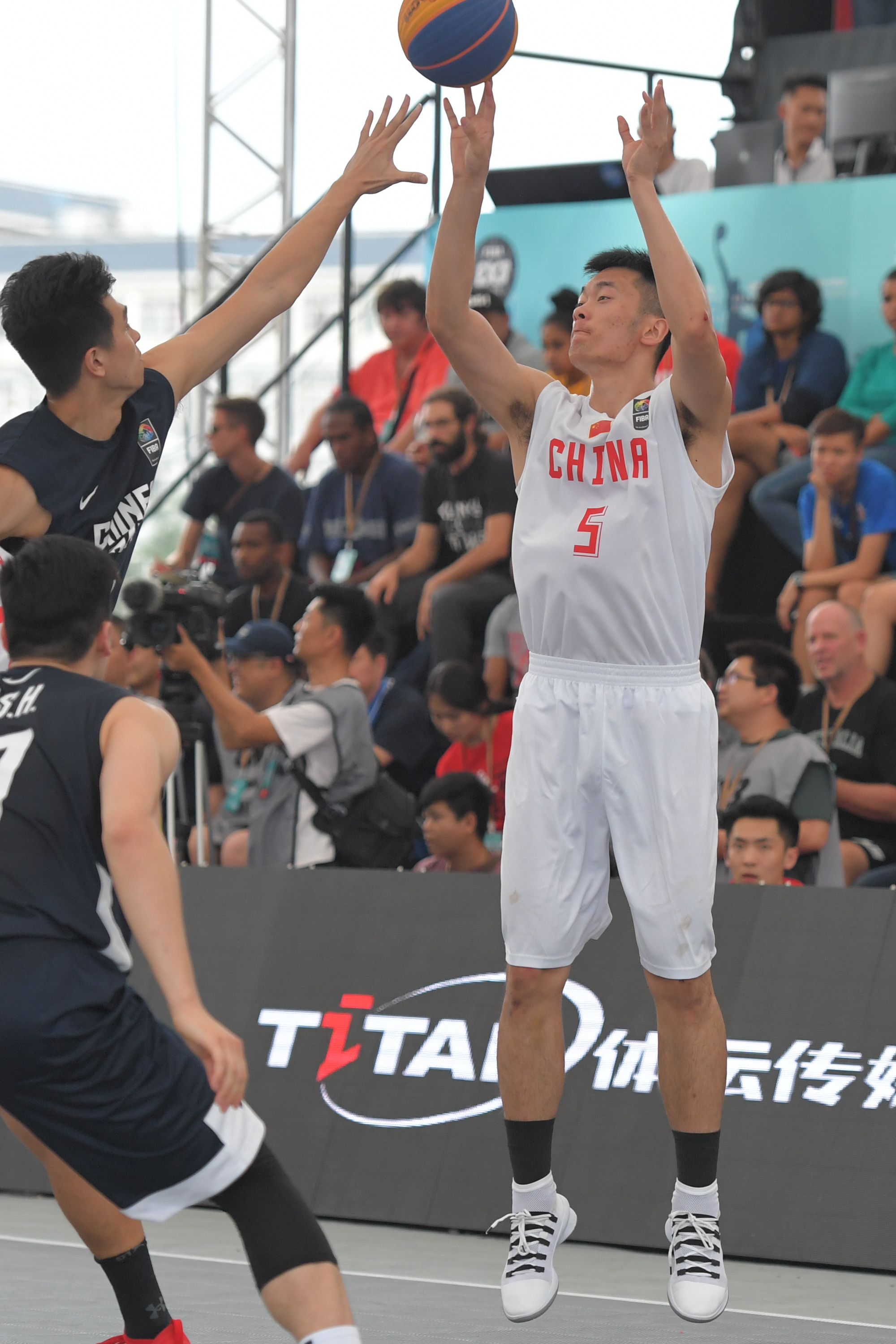 一支新兴篮球队突破重围杀入决赛