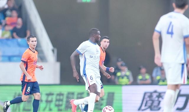 球场上精彩比拼,球员们奋勇拼搏的简单介绍 球场上精彩比拼,球员们奋勇拼搏的简单介绍