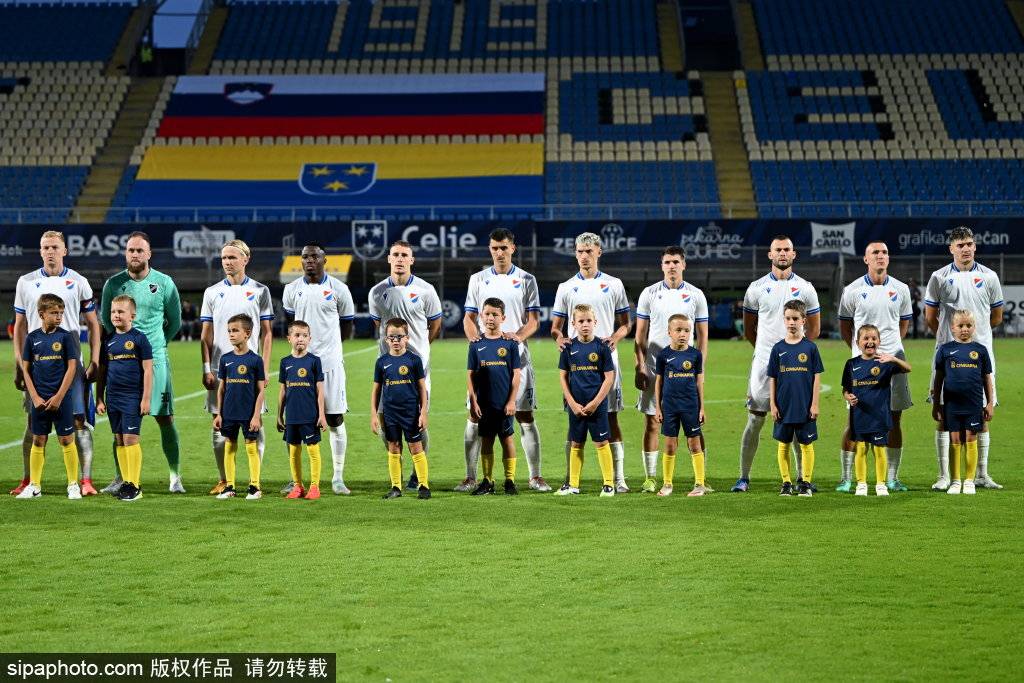 这场足球比赛展现了团队的默契与力量 这场足球比赛展现了团队的默契与力量