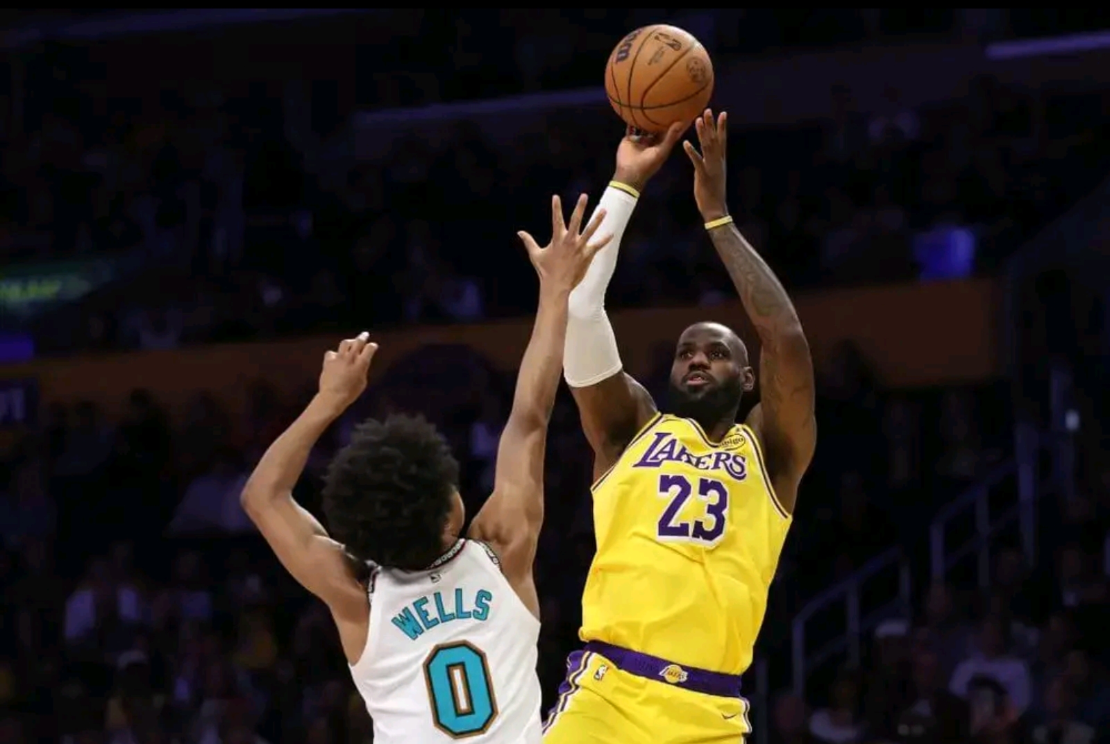 关于湖人力克老鹰，詹姆斯砍下三双的信息