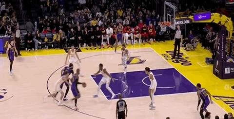 关于湖人力克老鹰，詹姆斯砍下三双的信息