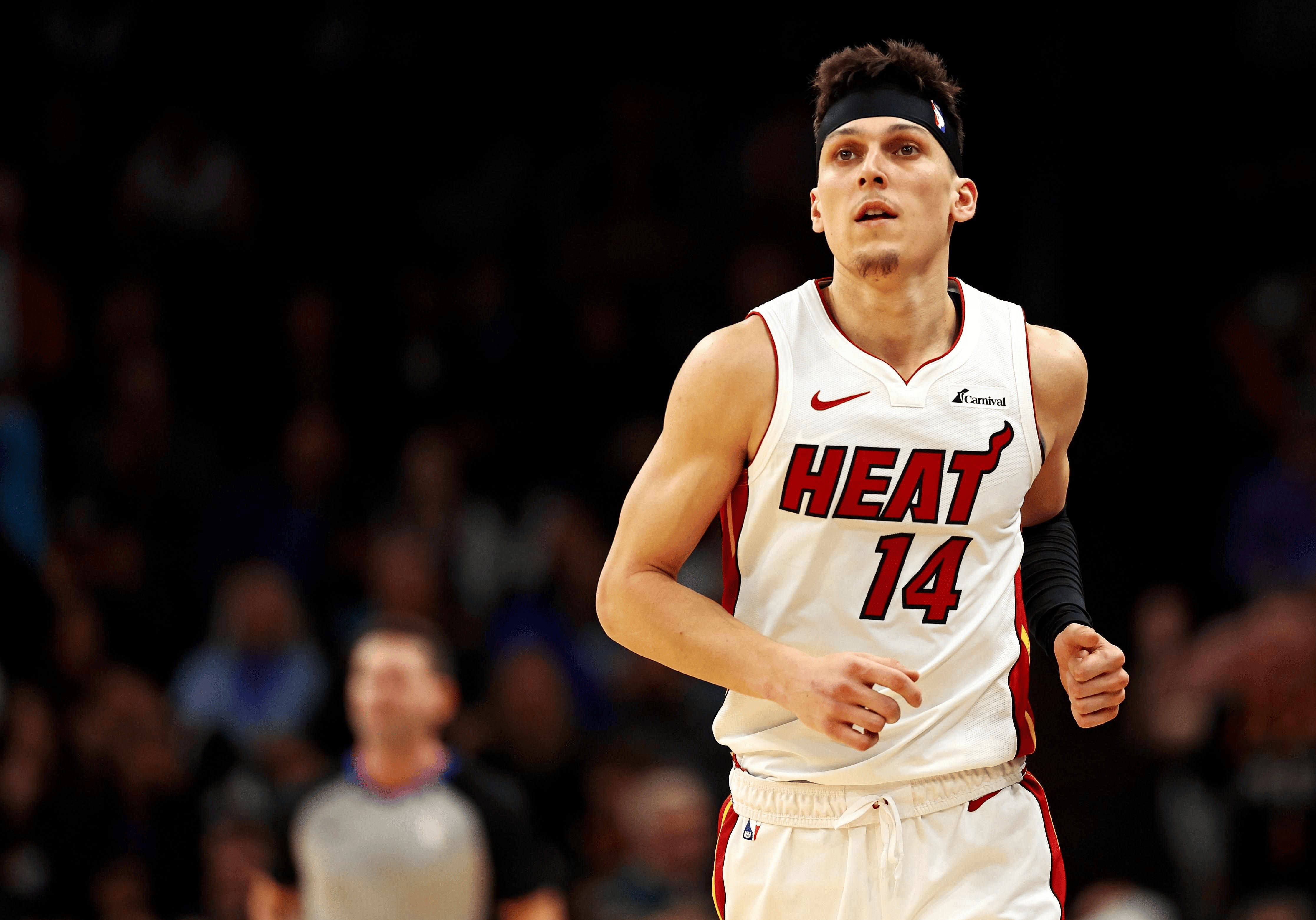 包含火箭击败热火继续领先的词条