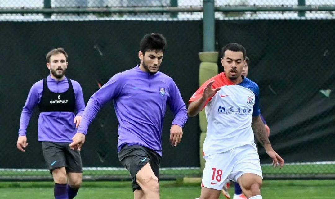 关于赛前新援加盟，教练组安排特别战术备战庆典赛事的信息