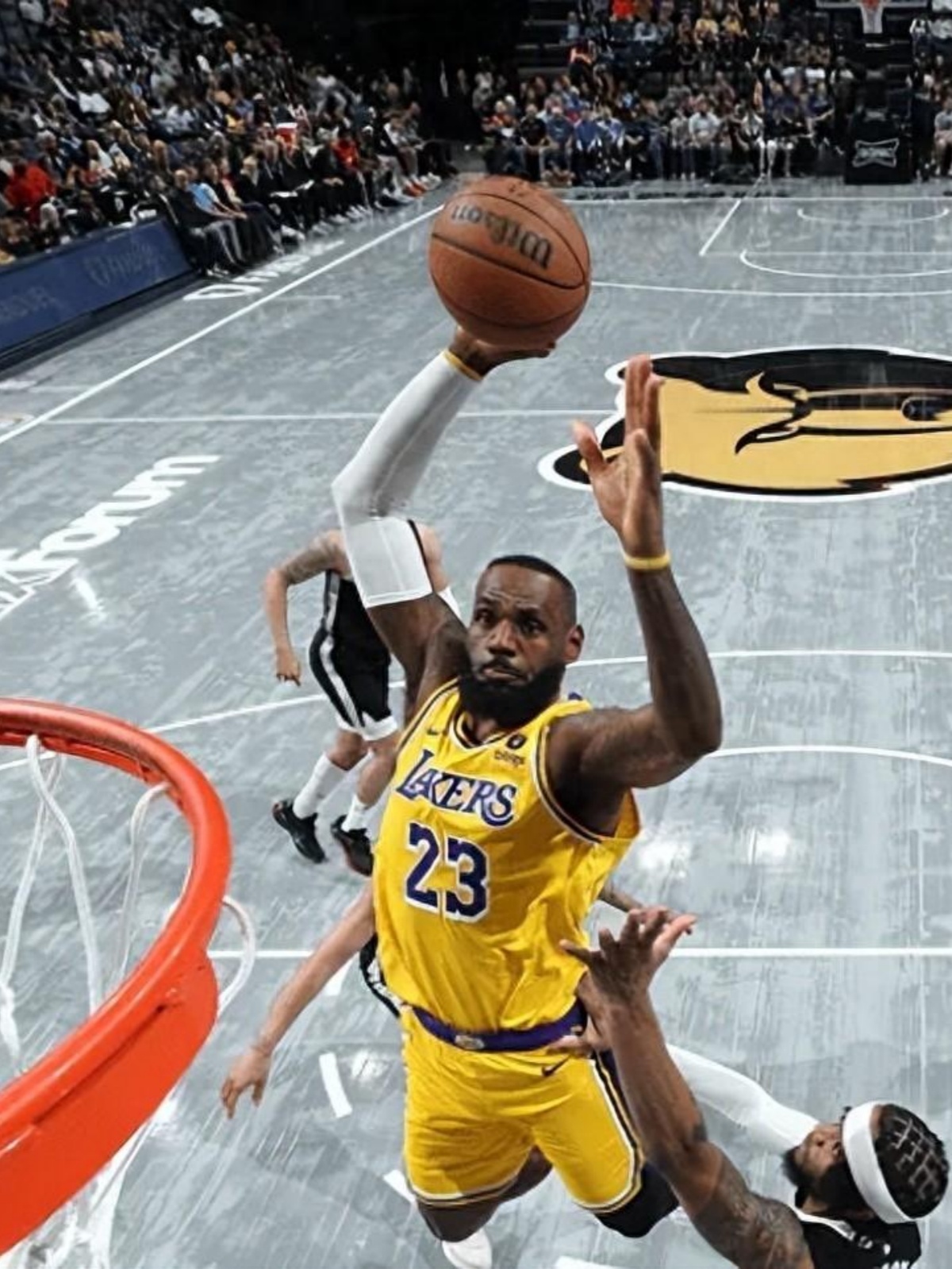 湖人轻取灰熊，詹姆斯季后赛首秀发挥稳定