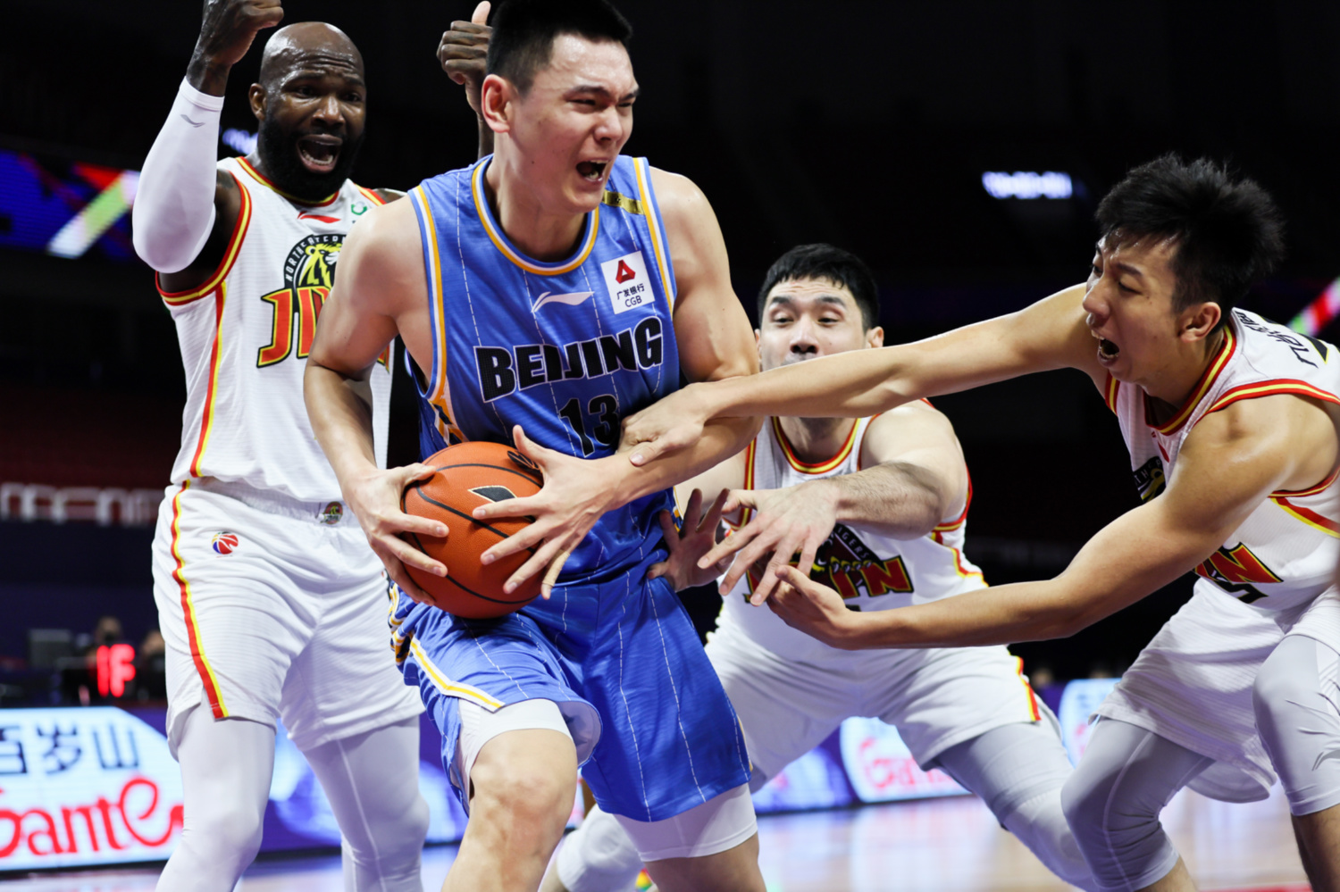 关于球队在备战期间遭遇连败，教练组忧心重重的信息