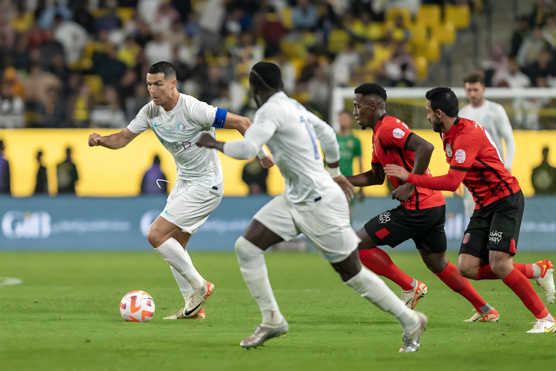 比赛中运用高效战术，球队实现胜利